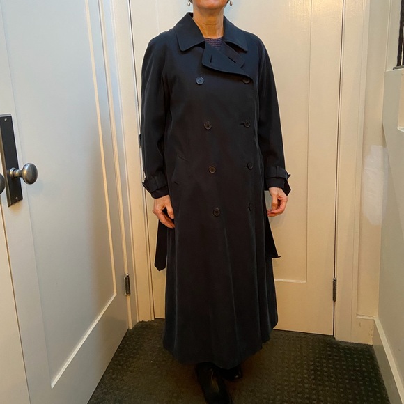 Black Burberry Raincoat size 4 with wool lining. Size 4 - Picture 2 of 3